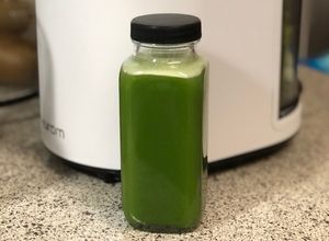 Hình của món Nước ép rau bina, lê mỹ và dưa leo nhật.