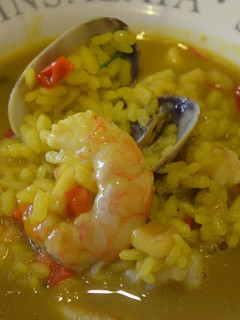 Una foto de Arroz caldoso de almejas, gambas y sepia
