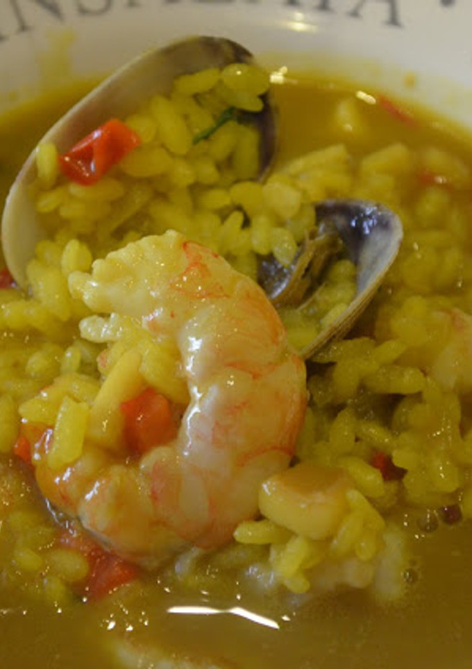 Una foto de Arroz caldoso de almejas, gambas y sepia