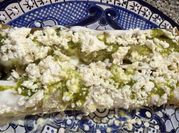 Una foto de salsa verde con aguacate y cilantro