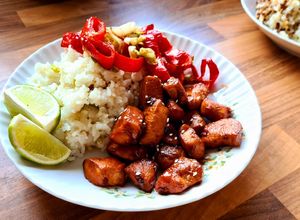 Hình của món Gà rang mật ong, cơm dừa.