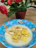 Simple cream soup with garlic bread