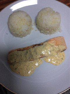 Una foto de Salmón con salsa de eneldo y arroz