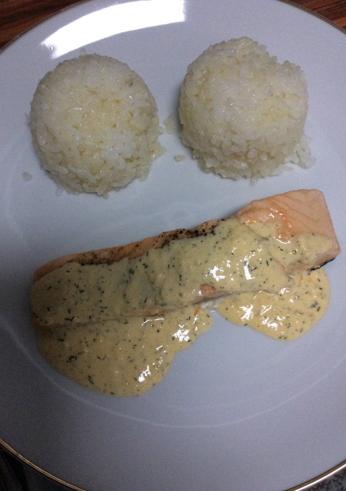 Una foto de Salmón con salsa de eneldo y arroz