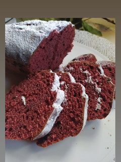 Una foto de Budín Red Velvet con chips de chocolate