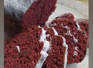 Una foto de Budín Red Velvet con chips de chocolate