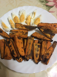 Una foto de Batata al horno con huevo duro