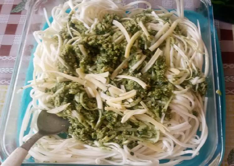 Macarrão de pupunha ao pesto