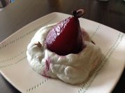 Una foto de postres con peras