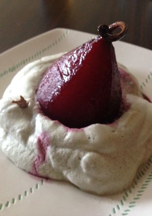 Una foto de Peras al vino con merengue de vino tinto