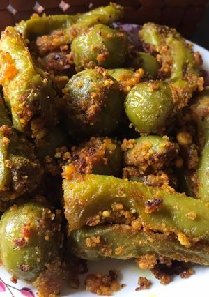 ગુંદા મરચાં નું લોટવાળુ શાક (Gunda Marcha Lot Valu Shak Recipe In Gujarati) રેસીપી મુખ્ય ફોટો