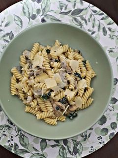 Spenótos, gombás fusilli tészta recept fotója