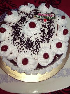 ब्लैक फॉरेस्ट केक (Black forest cake recipe in hindi) रेसिपी मुख्य फोटो