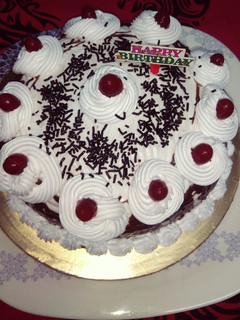 ब्लैक फॉरेस्ट केक (Black forest cake recipe in hindi) रेसिपी मुख्य फोटो