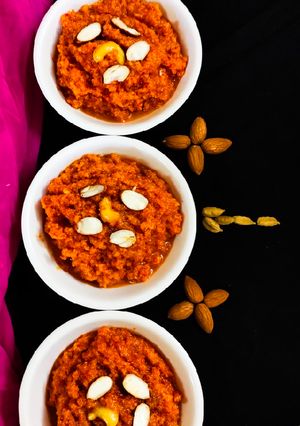 गाजर हलवा इन कुकर (Gajar Halwa in cooker recipe in Hindi) रेसिपी मुख्य फोटो
