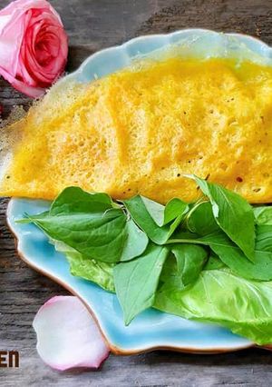 A picture of Southern Vietnamese Bánh Xèo.