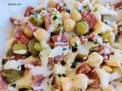 Una foto de ensalada de garbanzos con mayonesa