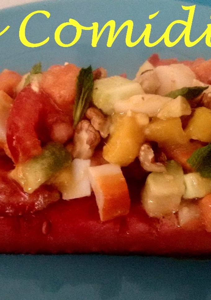 Una foto de Ensalada de sandía, aguacate, mango y papaya
