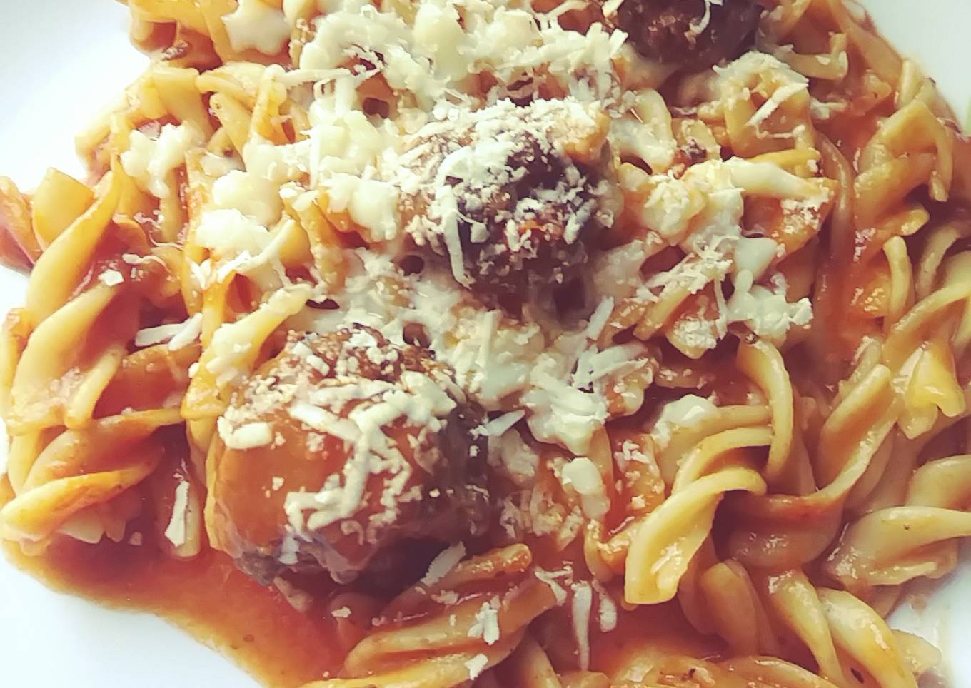 Pasta con albóndigas