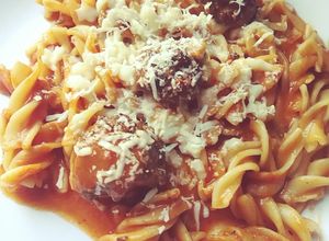 Una foto de Pasta con albóndigas