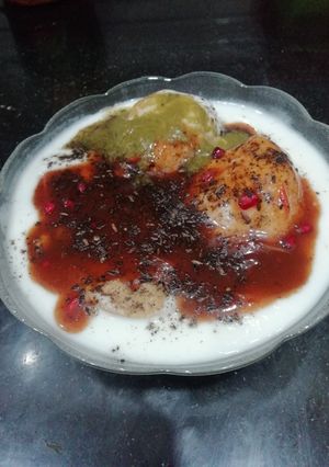 A picture of Dahi Bhalla Chaat.