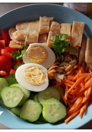 Hình của món Salad Nui với Ức gà Sốt sữa chua 🥗.