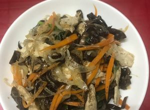 Hình của món Miến xào thập cẩm ức gà.