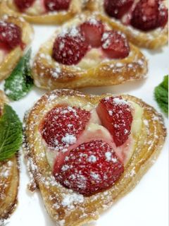 Una foto de Hojaldres con fresas y queso crema