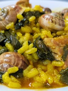 Una foto de Arroz con costillas, acelgas y caracoles