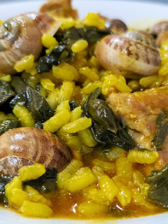 Una foto de Arroz con costillas, acelgas y caracoles