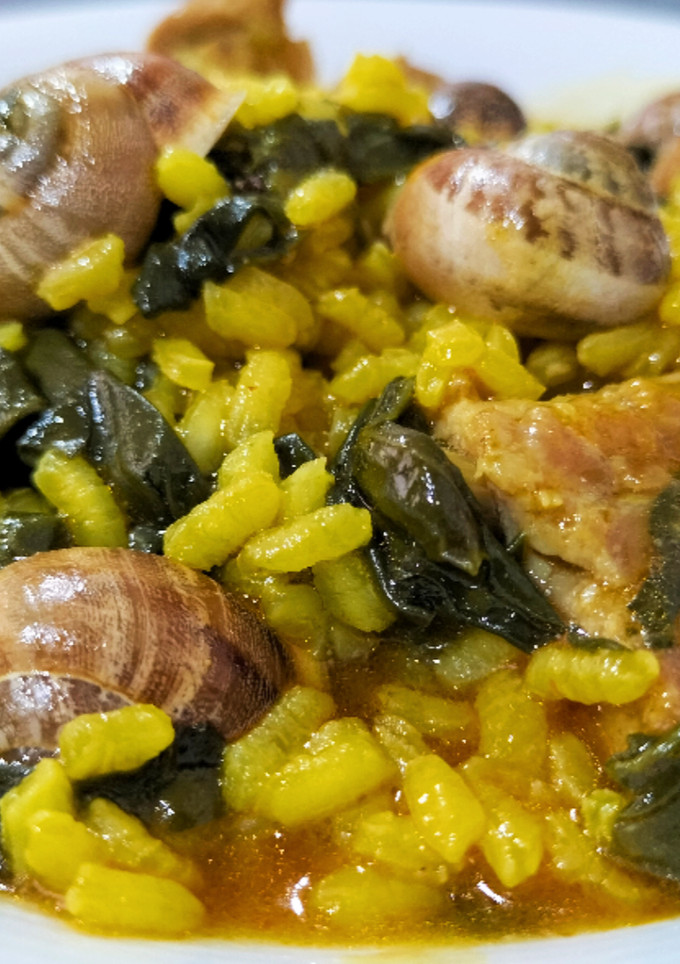 Una foto de Arroz con costillas, acelgas y caracoles