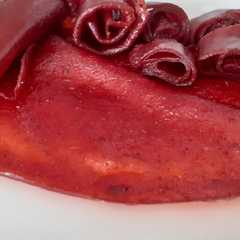 A picture of لواشک آلو سیاه شیرین و آلو جنگلی ترش و اسکمو.