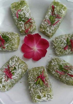 कीवी बर्फी (Kiwi barfi recipe in hindi) रेसिपी मुख्य फोटो