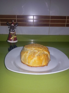 Una foto de Camembert relleno y envuelto