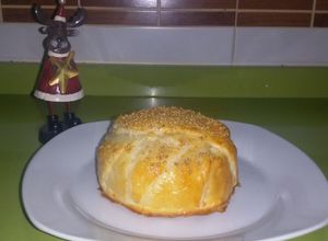 Una foto de Camembert relleno y envuelto
