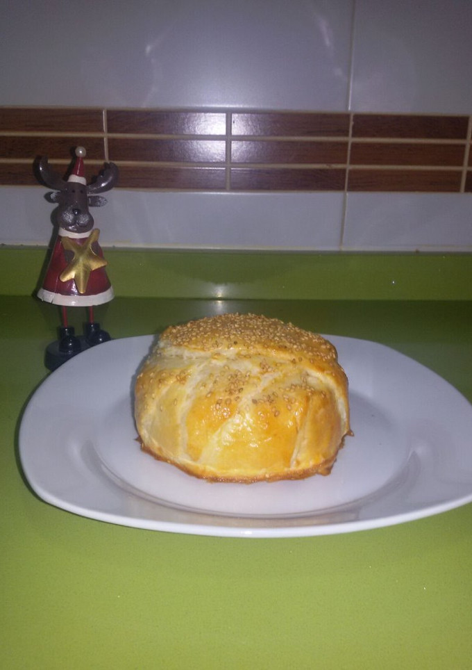 Una foto de Camembert relleno y envuelto