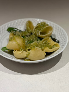 Una foto de Galets con habas tiernas, bimi y pesto de almendras y canónigos