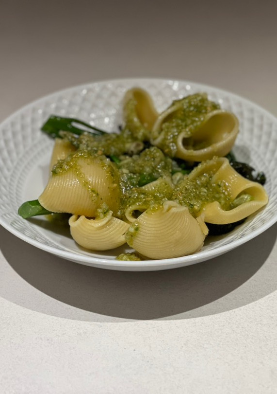 Una foto de Galets con habas tiernas, bimi y pesto de almendras y canónigos