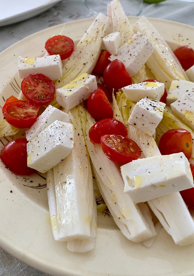 Una foto de Ensalada de endivias y queso fresco de Cabra