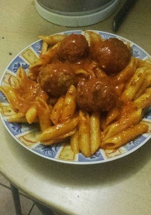 Olaszos húsgombócok paradicsomszószban penne tésztával recept fotója