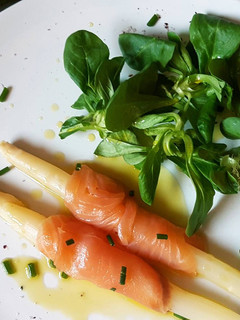 Una foto de Ensalada de espárragos con salmón