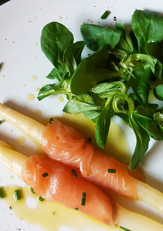 Una foto de Ensalada de espárragos con salmón