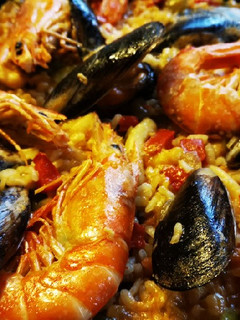 Una foto de Paella marinera
