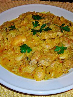 Una foto de Carne de cerdo con arroz blanco y judiones