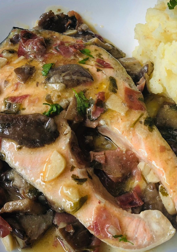 Una foto de Salmón con setas 🍄 y jamón