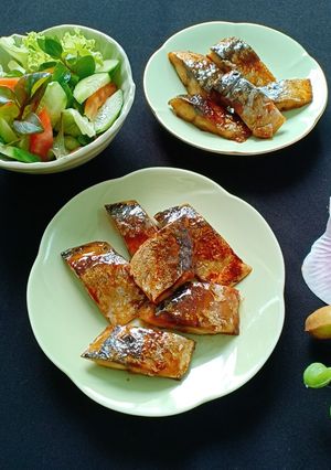 Hình của món SABA NO TERIYAKI (Cá Saba dấm áp chảo với sốt Teriyaki).