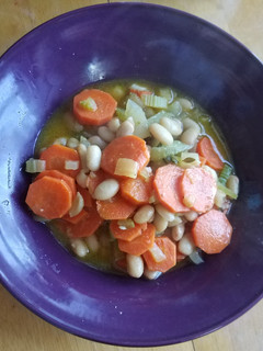 A picture of White Bean Soup with Thyme and Garlic.