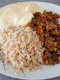 Arroz integral, patata gratinada, carne mechada