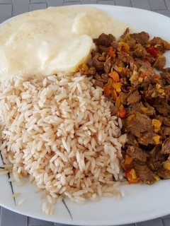 Una foto de Arroz integral, patata gratinada, carne mechada