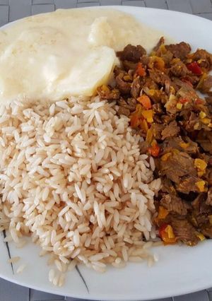 Una foto de Arroz integral, patata gratinada, carne mechada